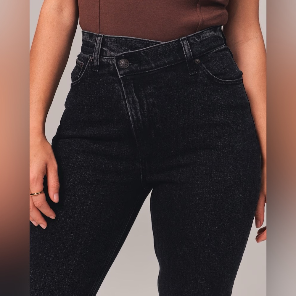 Abercrombie Curve Love Ultra High Rise 90s Slim Straight Jean
